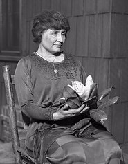 Helen Keller, écrivaine, activiste et conférencière américaine, devenue sourde, muette et aveugle à 2 ans à la suite d'une congestion cérébrale