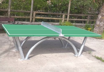 Table de ping-pong en accès libre dans les squares